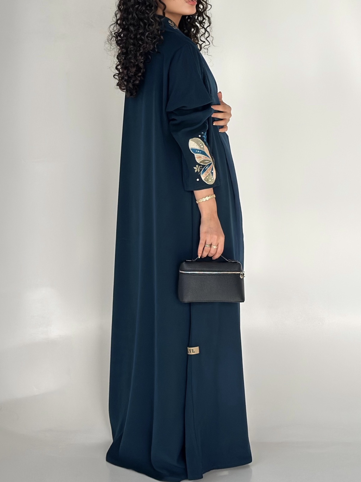 LYL.ABAYAS - Alternate View - Mnsaj